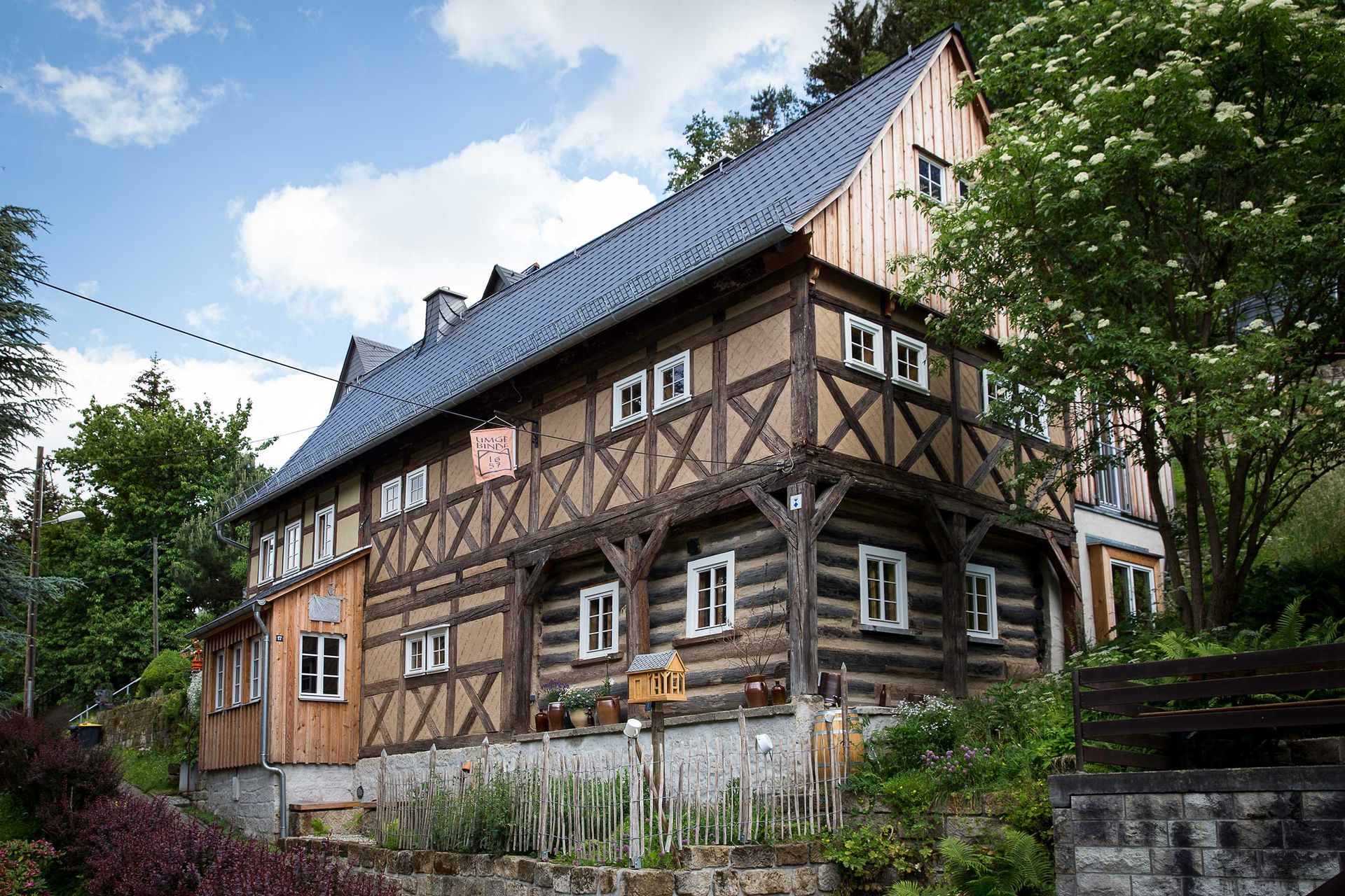 Das Umgebindehaus von 1657 am Berghangweg in Krippen bei Bad Schandau