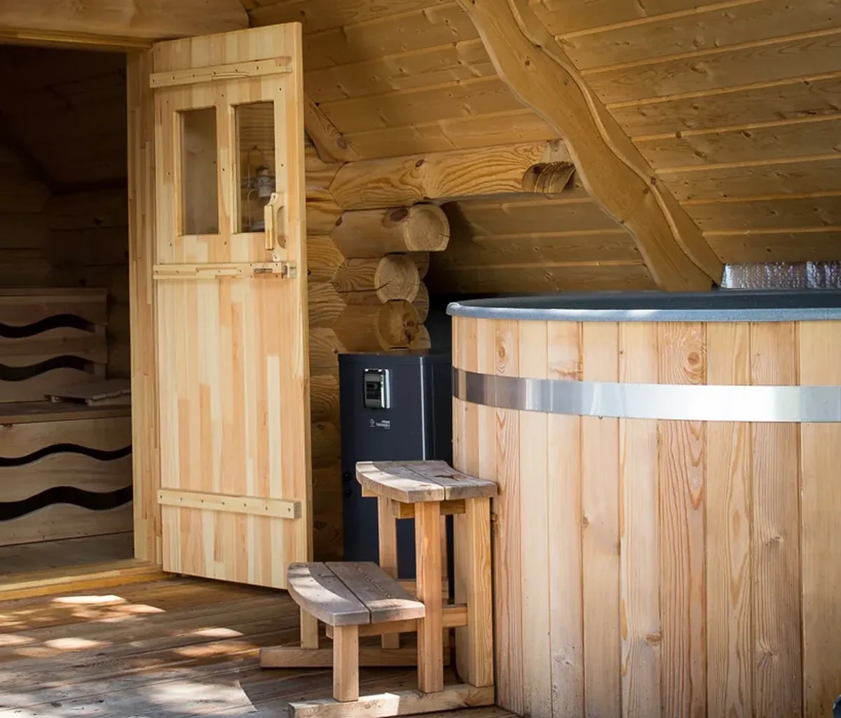 Der Badezuber neben der Blockbohlensauna auf der Hangterrasse