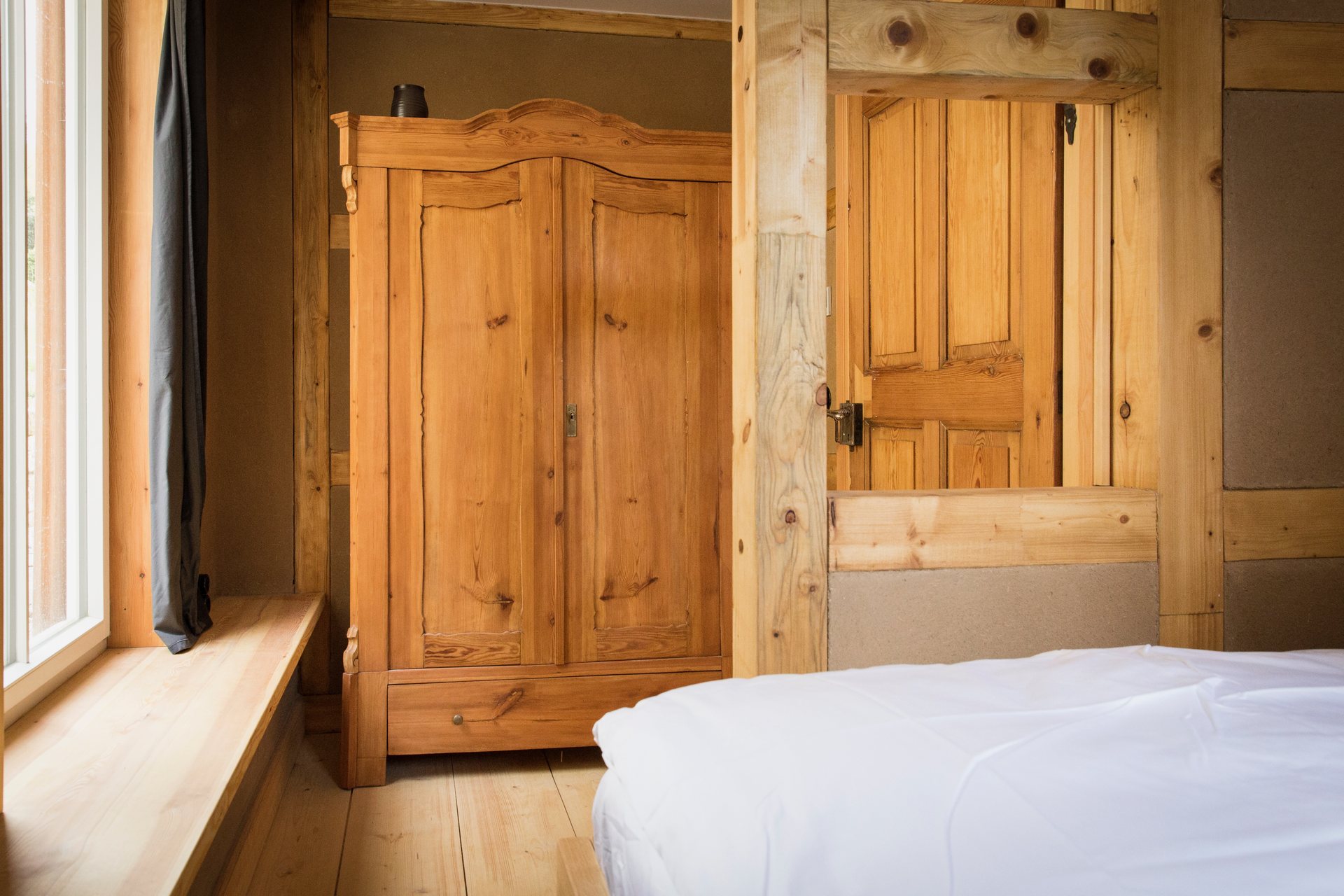Schlafzimmer im Elbschifferhaus mit Bauernschrank